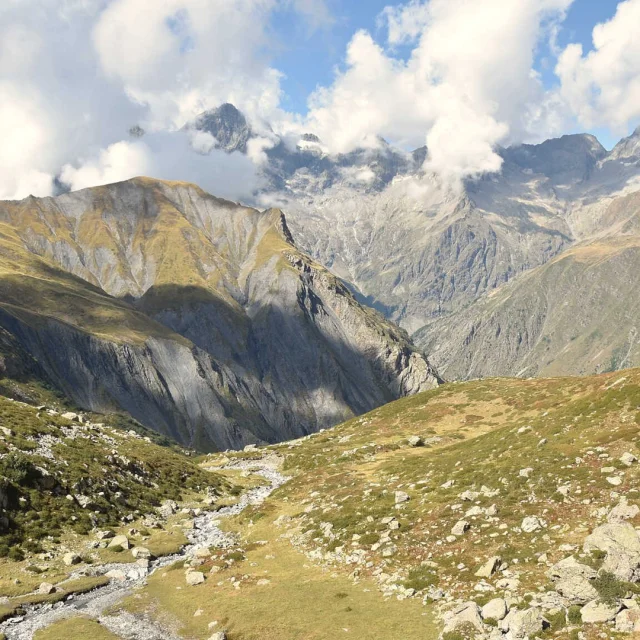 Nebenfluss des Torrent de Vallonpierre, der sich in der Mitte des Tals durch die Alpenkulisse der Ecrins schlängelt.