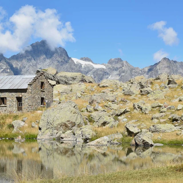 L'annexe du refuge de Vallonpierre au bord de l'eau dans les Ecrins