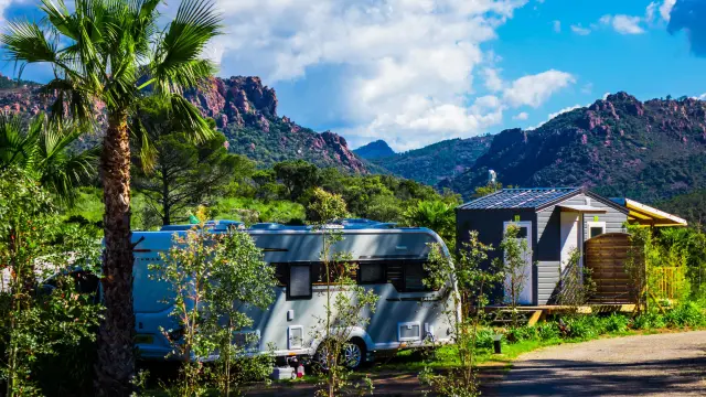 Une caravane au camping Caravaning d'Agay, entre verdure et roches rouges de l'Estérel