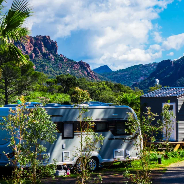 Une caravane au camping Caravaning d'Agay, entre verdure et roches rouges de l'Estérel