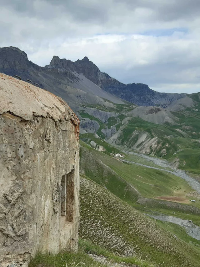 Blockhaus au col des Fourches devant les montagnes et vallées du Mercantour