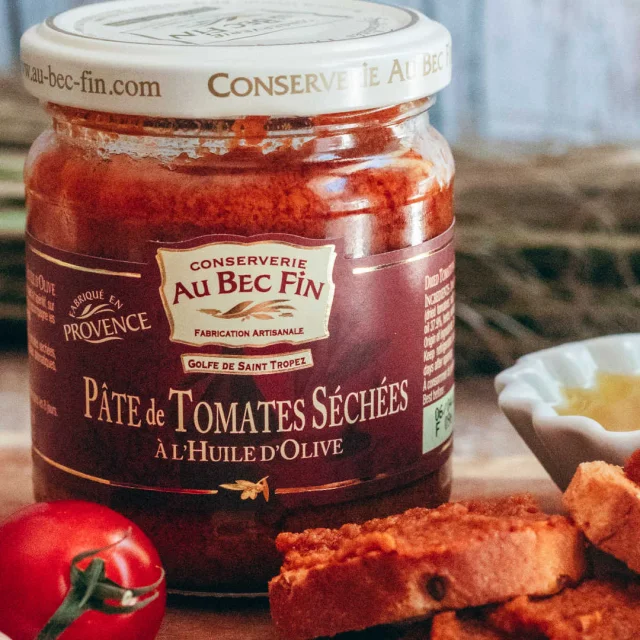 Pot de pâte de tomate séchée
