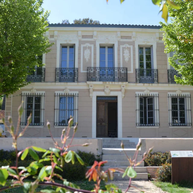 La façade du domaine de l'Ermitage