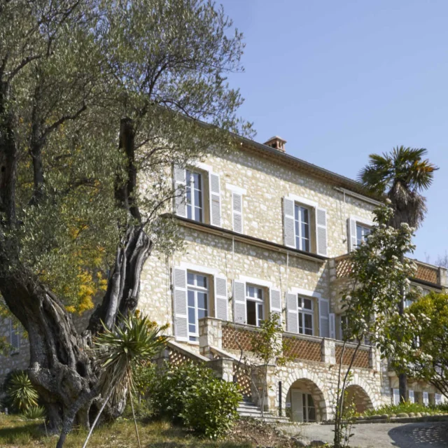 La maison du Domaine des Collettes légèrement cachée par les arbres