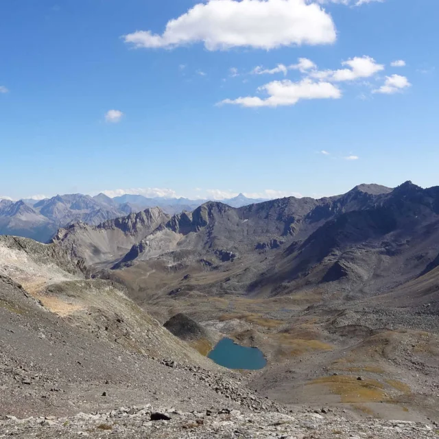 Panorama autour du Mont Thabor avec un lac d'altitude