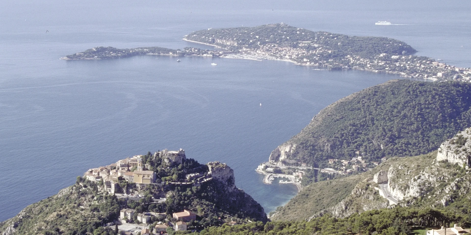 Vue panoramique du village d'Eze, du littoral et de la presqu'île de Saint-Jean-Cap-Ferrat au loin