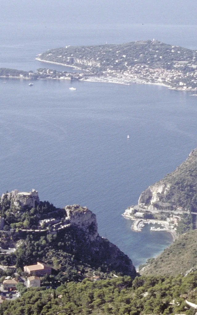 Vue panoramique du village d'Eze, du littoral et de la presqu'île de Saint-Jean-Cap-Ferrat au loin