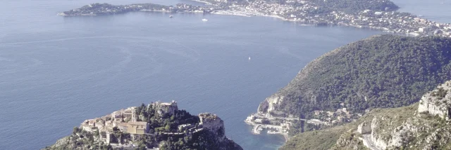 Vue panoramique du village d'Eze, du littoral et de la presqu'île de Saint-Jean-Cap-Ferrat au loin
