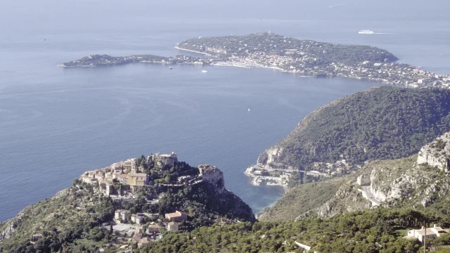 Vue panoramique du village d'Eze, du littoral et de la presqu'île de Saint-Jean-Cap-Ferrat au loin