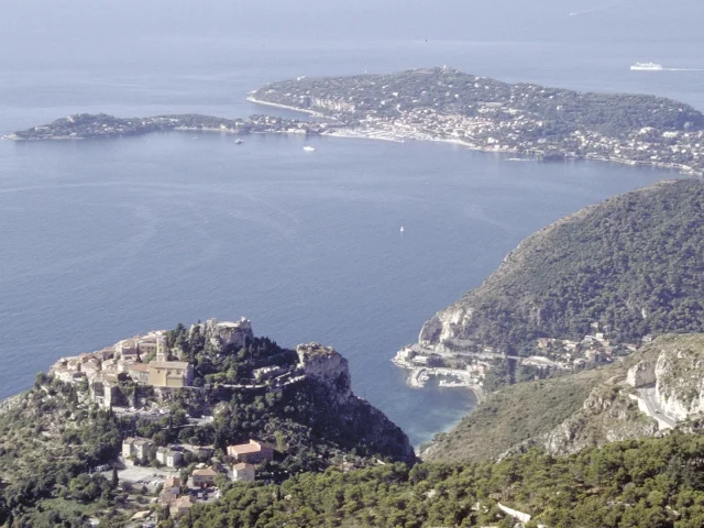 Vue panoramique du village d'Eze, du littoral et de la presqu'île de Saint-Jean-Cap-Ferrat au loin