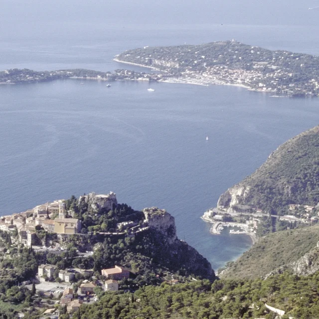 Vue panoramique du village d'Eze, du littoral et de la presqu'île de Saint-Jean-Cap-Ferrat au loin