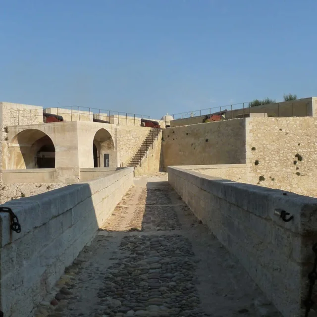 Vue du pont menant au fort de Bouc à Martigues