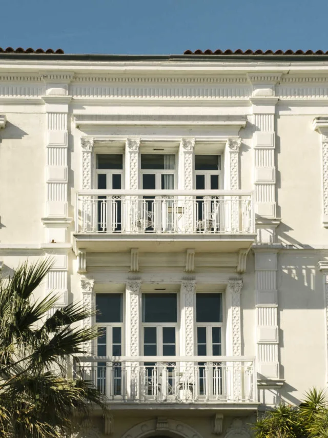 Façade blanche du luxueux Grand Hôtel des Sablettes