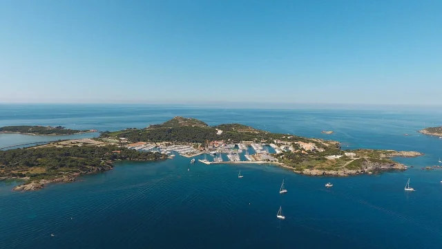 Vue aérienne de l'île des Embiez au large de Six-Fours-les-Plages