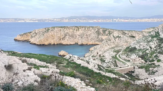 Vue d'un sentier sur les îles du Frioul avec la mer et la Côte Bleue au fond