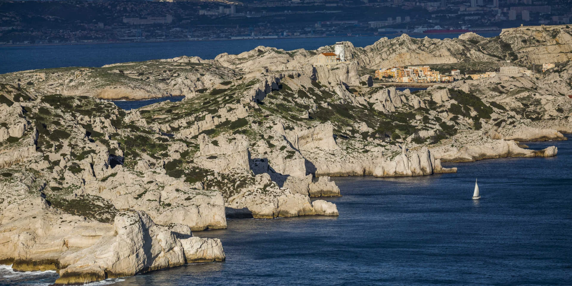 Le contraste des roches blanches des îles du Frioul avec le bleu de la mer