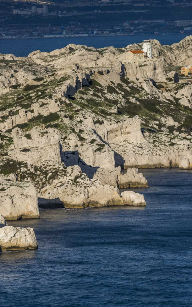 Le contraste des roches blanches des îles du Frioul avec le bleu de la mer
