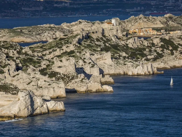Le contraste des roches blanches des îles du Frioul avec le bleu de la mer