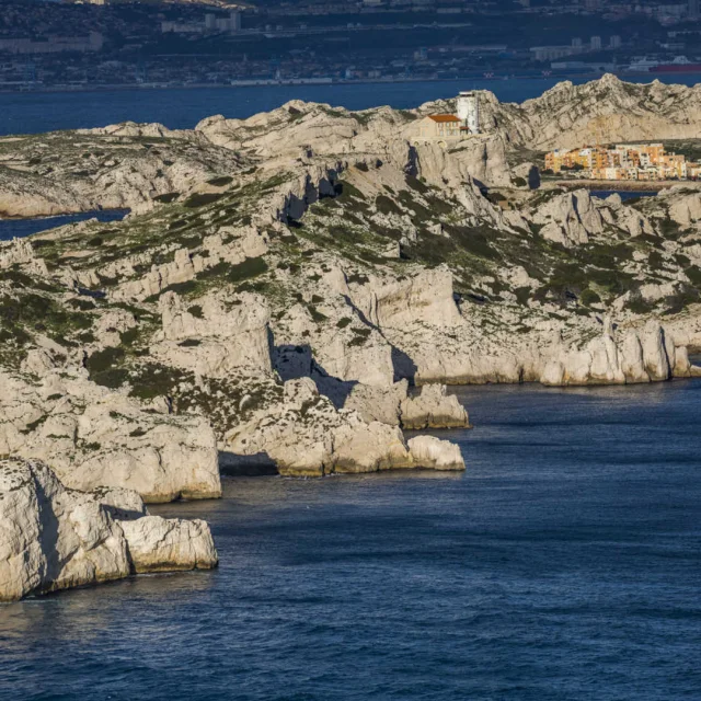 Le contraste des roches blanches des îles du Frioul avec le bleu de la mer
