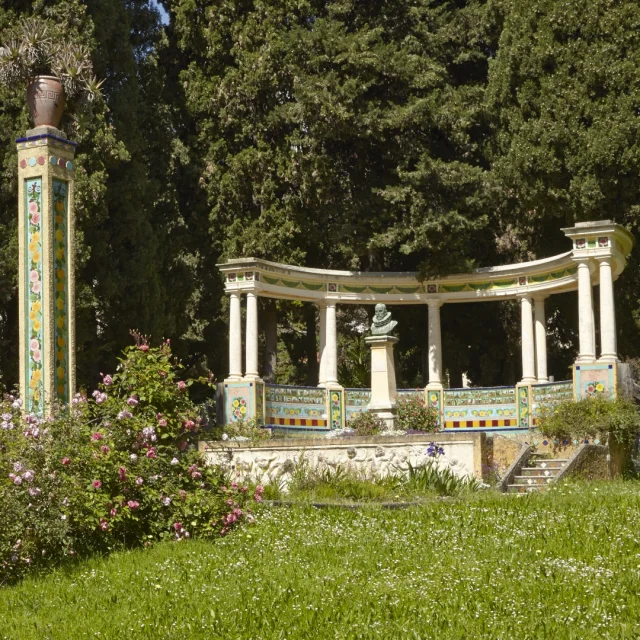 Rotonde et colonne décorées de céramique dans le jardin Fontana Rosa à Menton