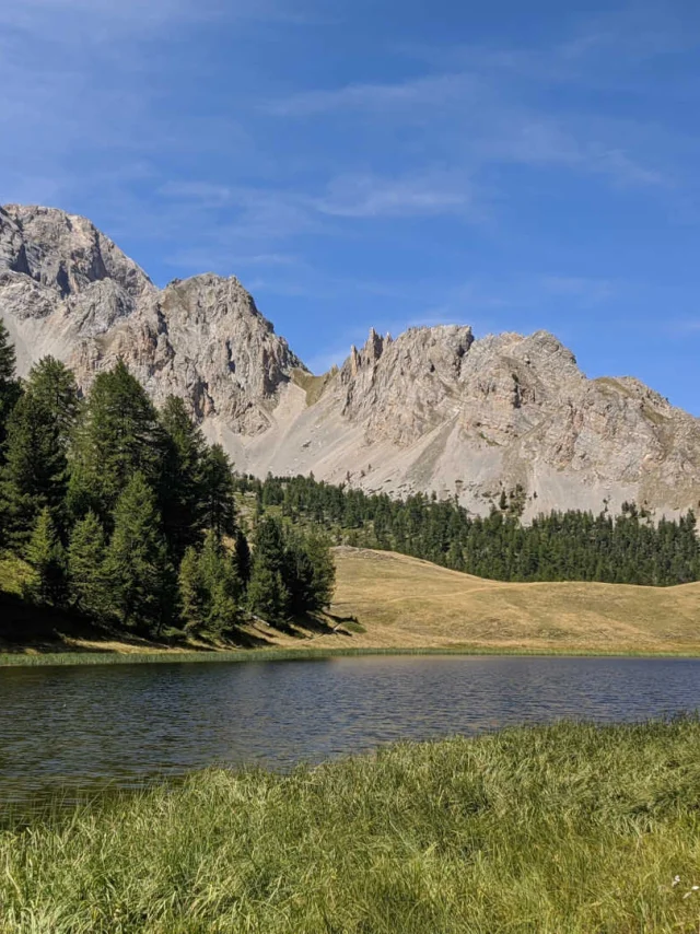 Panorama montagnard du lac Miroir près de Ceillac