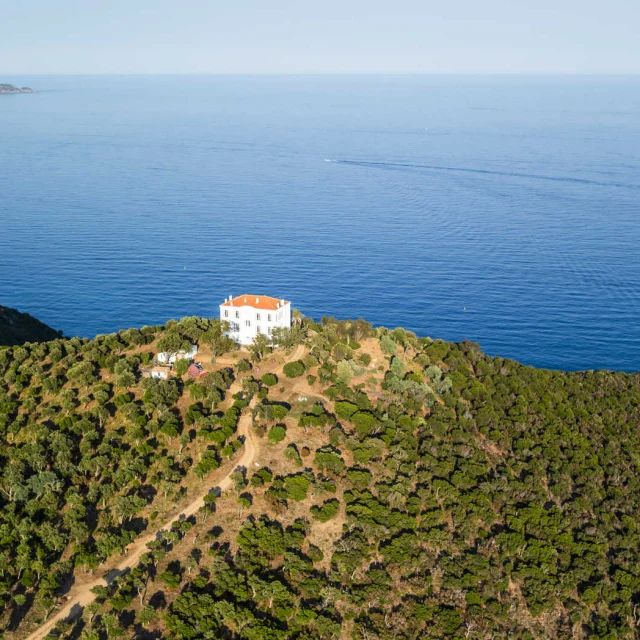 La Maison Foncin perchée sur sa colline au bord de la mer, vue du ciel