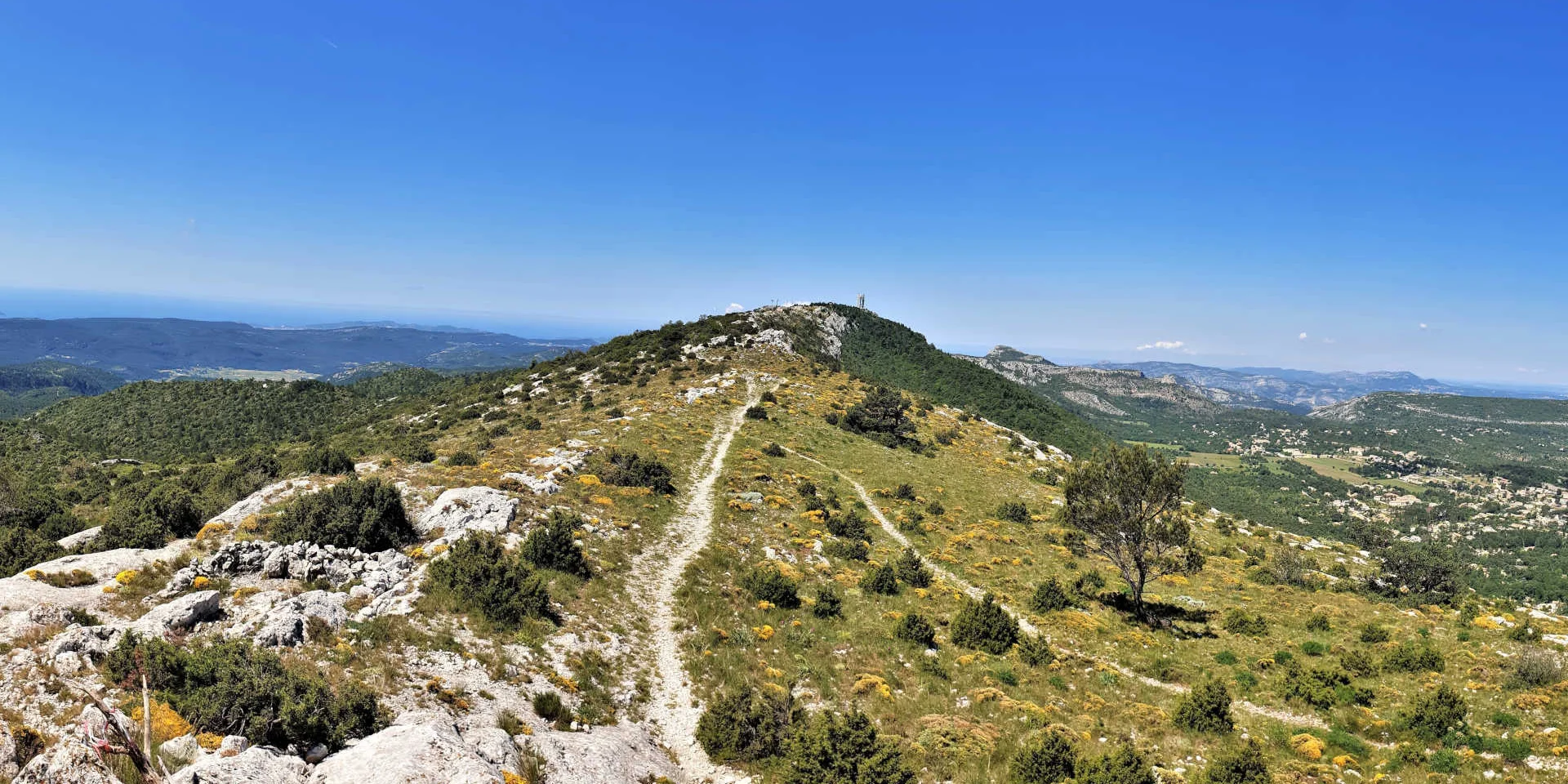 Vue panoramique depuis la crête de la Saint-Baume