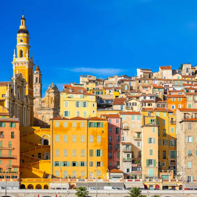 La ville de Menton toute en couleur vue depuis la mer