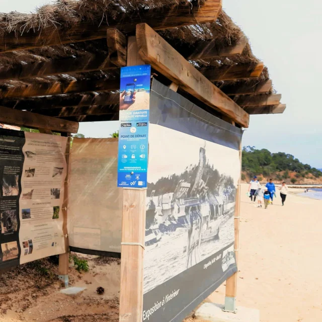 L'appenti d'exposition de la mines de l'Argentière, installé sur la plage