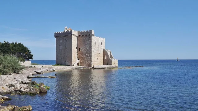 Le monastère fortifié de l'abbaye de Lérins sur sa pointe de terre, au ras de l'eau