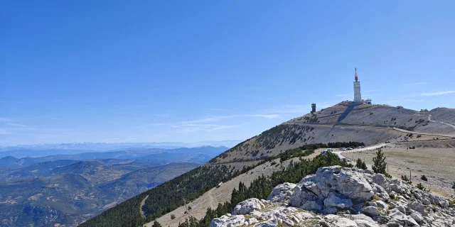 Vue du mont Ventoux, de l'émetteur à son sommet et du panorama alentour