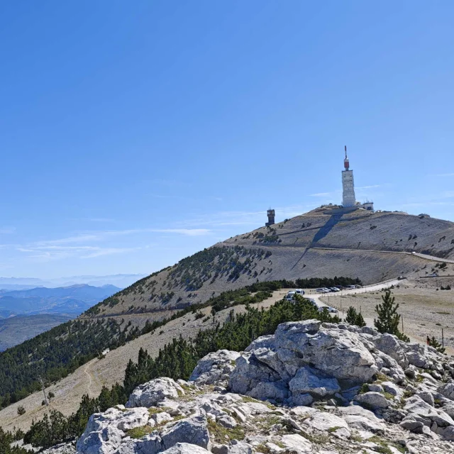 Vue du mont Ventoux, de l'émetteur à son sommet et du panorama alentour