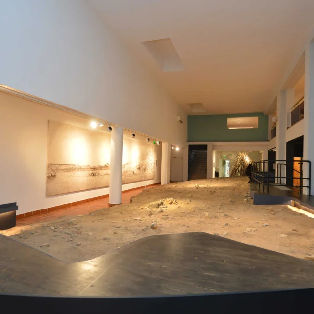 Vue de l'intérieur du musée de la Préhistoire Terra Amata