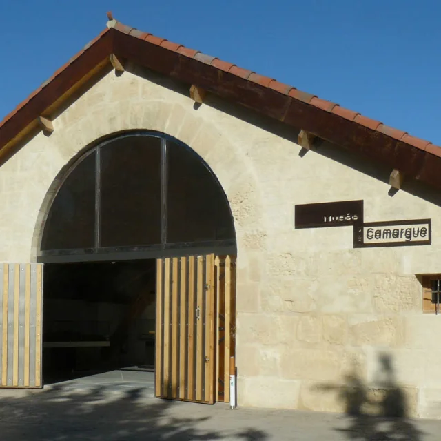 Façade d'entrée du musée de la Camargue