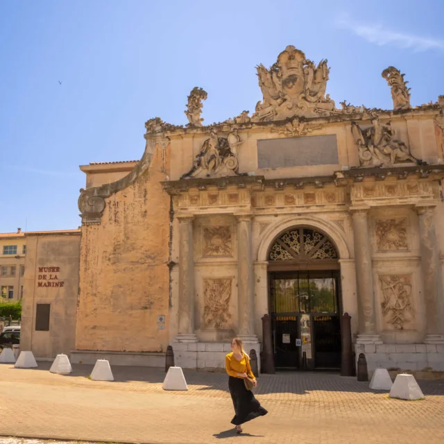 Une visiteuse devant l'entrée du musée de la Marine
