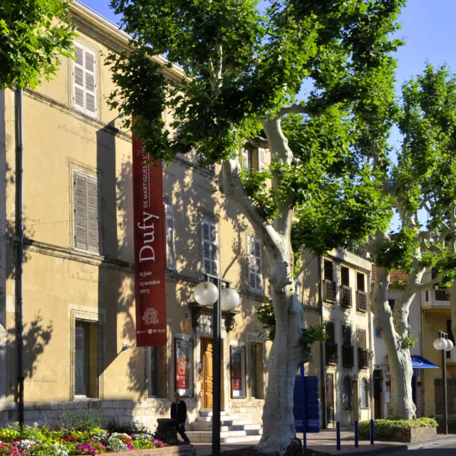 La façade ensoleillée du musée Ziem