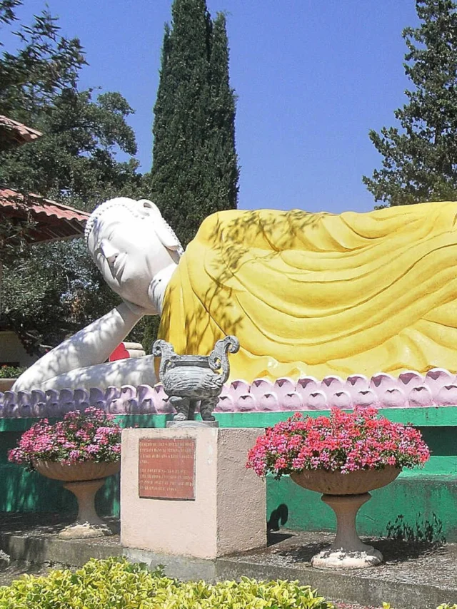 Bouddha géant allongé devant la pagode Hong Hien de Fréjus