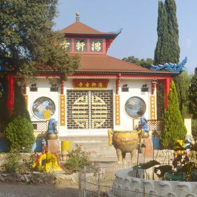 La façade colorée de la pagode Hong Hien à Fréjus