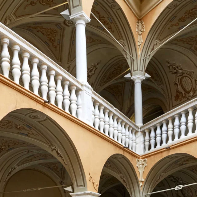 Vue des balcons, colonnes et plafonds ornés de peintures à l'intérieur du palais des Princes de Monaco