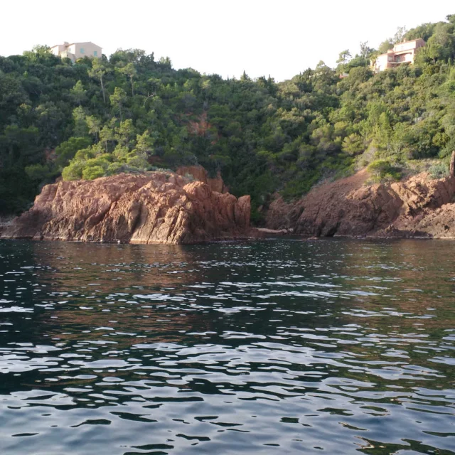 Les roches rouges et la verdure au bord de l'eau au cœur du Parc maritime départemental Estérel Théoule