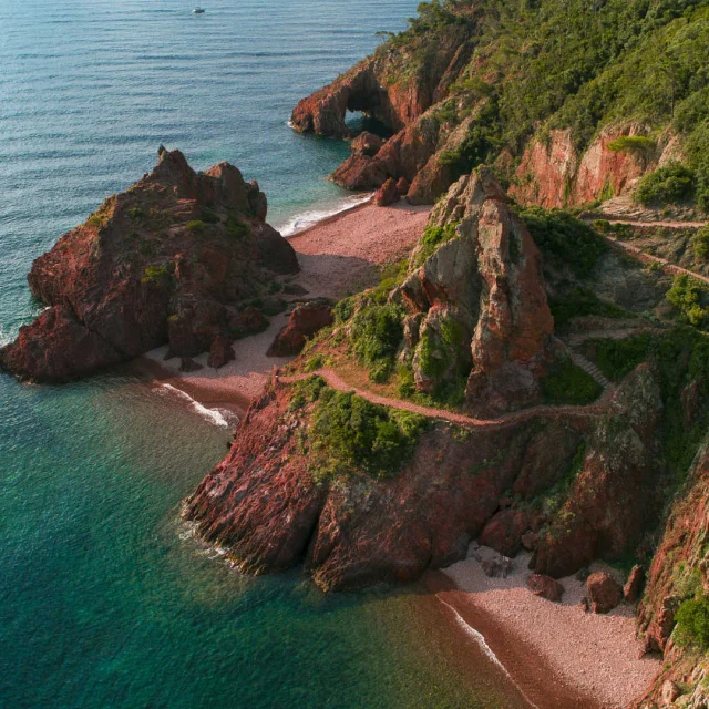 La pointe de l'Aiguille, entre roche rouges et bleu de la mer
