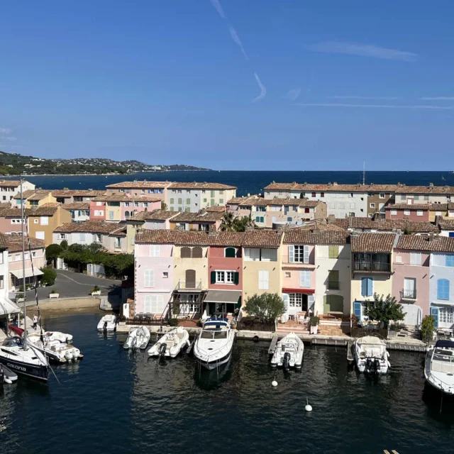 Les maisons au bord de l'eau et les bateaux de la cité lacustre de Port-Grimaud