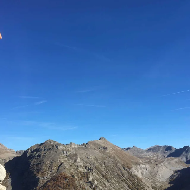 Un randonneur qui observe le panorama du Mercantour avec des jumelles