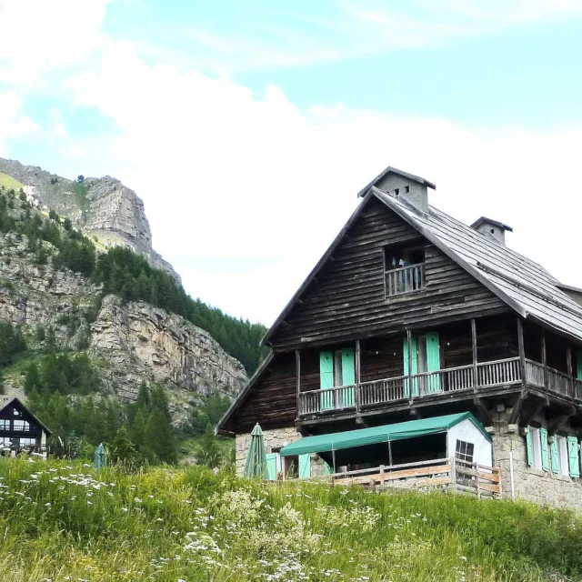 Le refuge de la Cantionnière dans son décor de verdure, à Entraunes