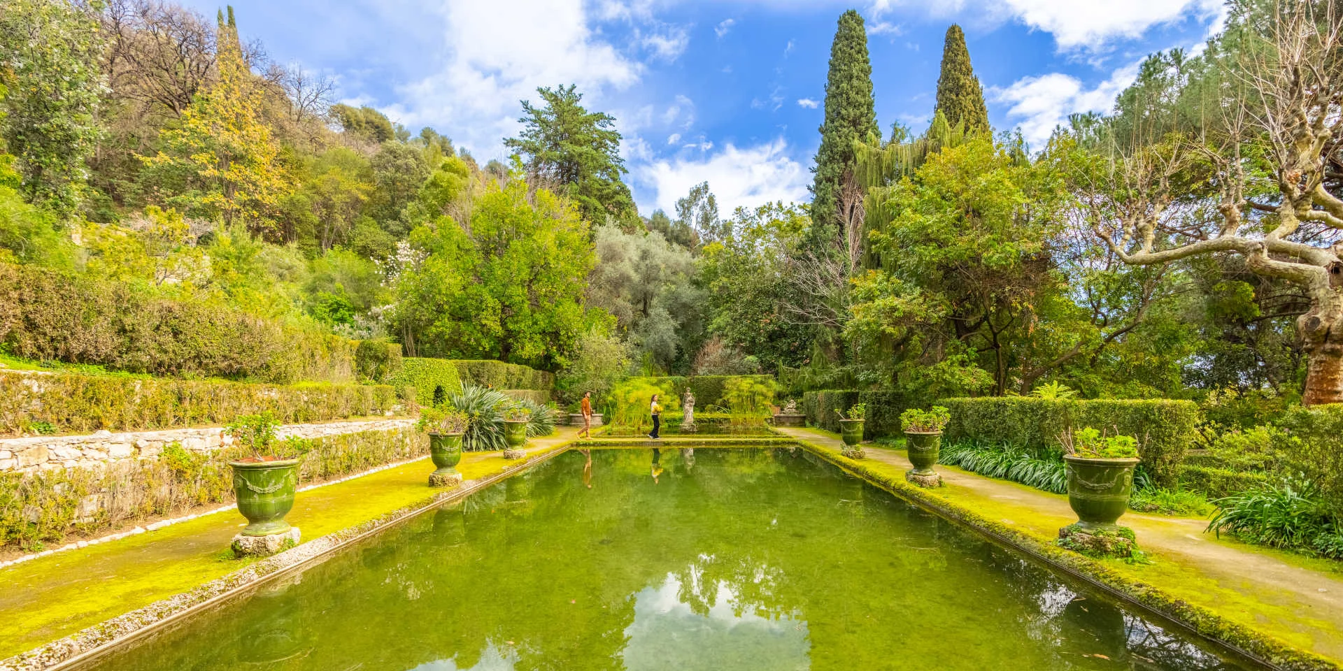 Vue en perspective d'un grand bassin du jardin Serre de la Madone