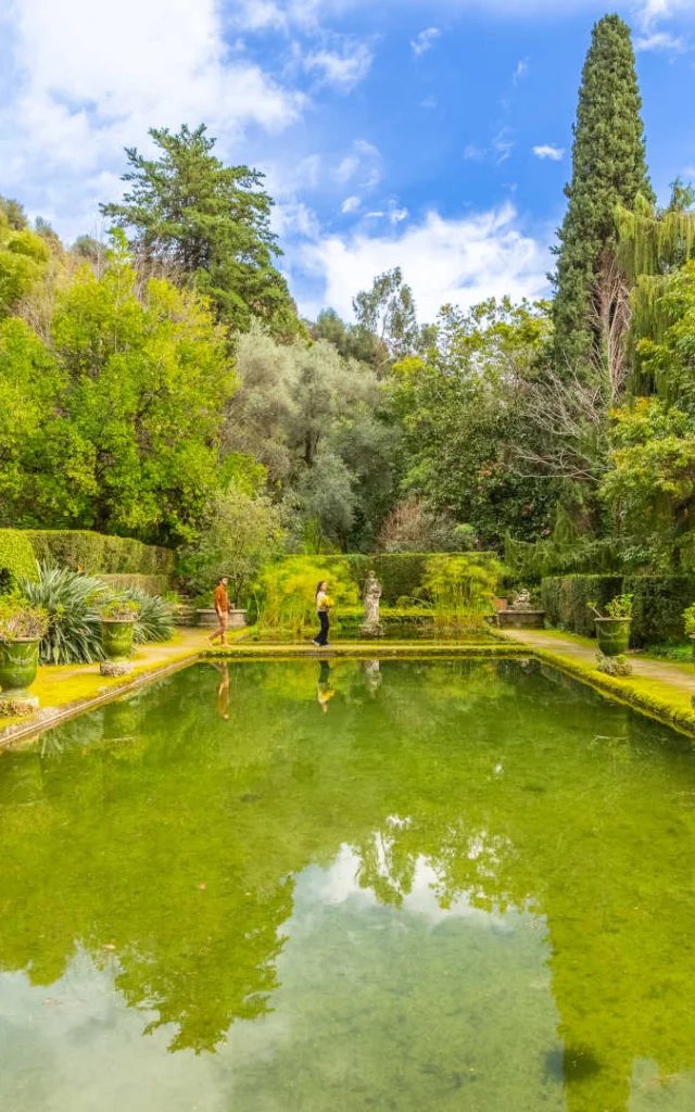 Perspektivische Ansicht eines großen Beckens im Garten Serre de la Madone
