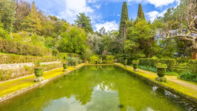 Perspektivische Ansicht eines großen Beckens im Garten Serre de la Madone