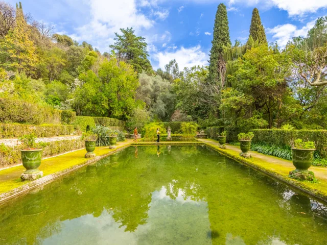 Vue en perspective d'un grand bassin du jardin Serre de la Madone