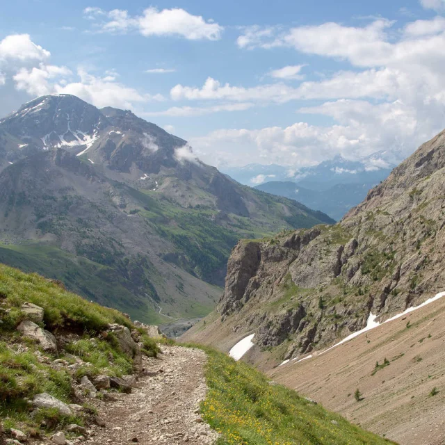 Sentier de randonnée dans le vallon de Chambran dans le Parc national des Écrins