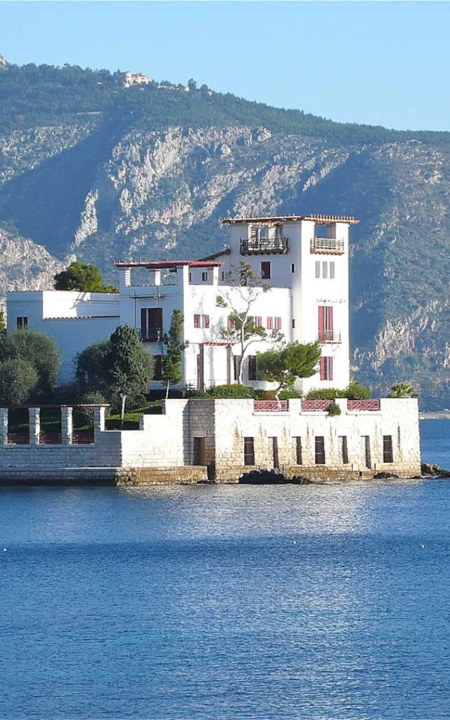 La villa Kerylos au bord de la mer